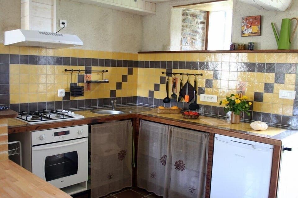 House | Private kitchen | Fridge, microwave, oven, stovetop