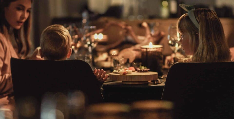 Breakfast and dinner served, local cuisine