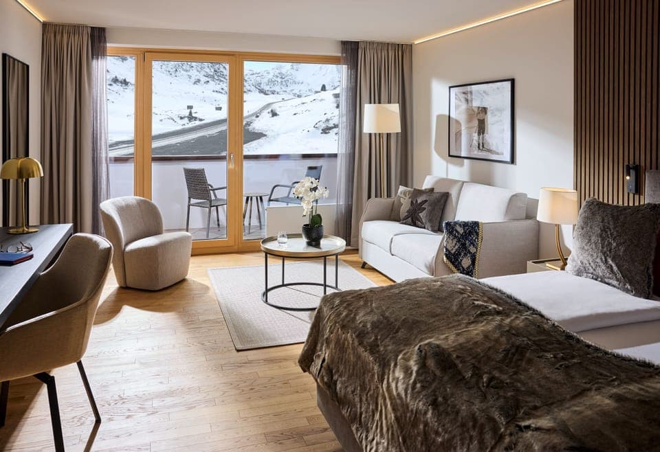 Deluxe Double Room | Minibar, in-room safe, desk, blackout drapes