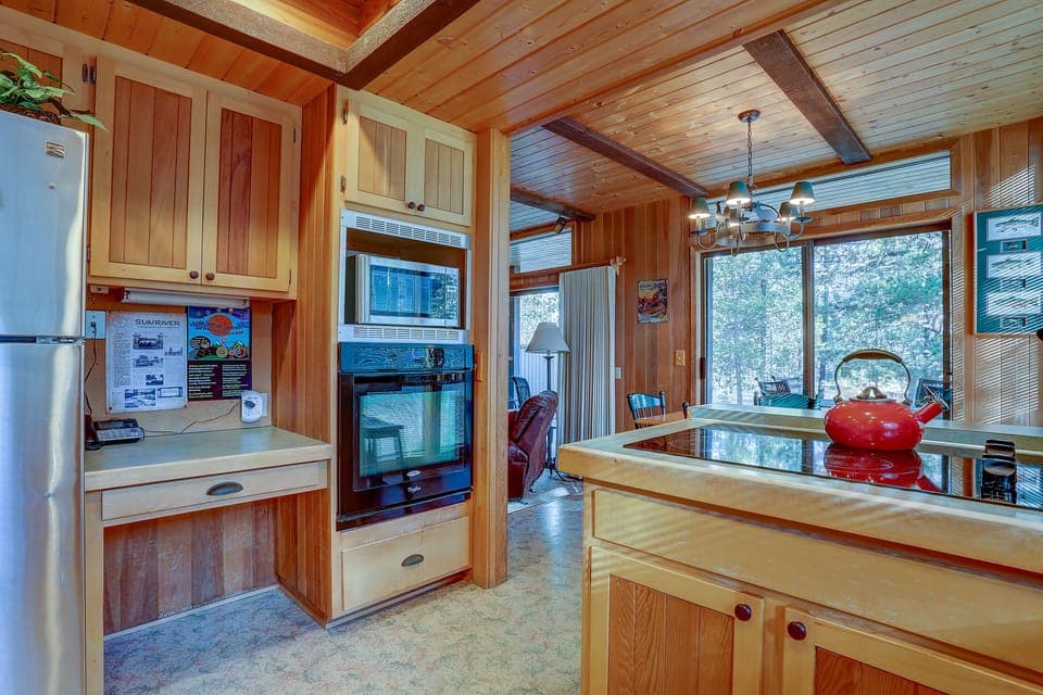 Private kitchen | Fridge, microwave, oven, stovetop