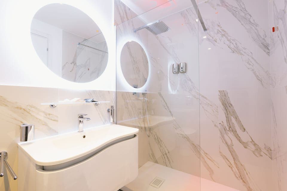 Quadrupla panoramica, vista città | Desk, free WiFi, bed sheets