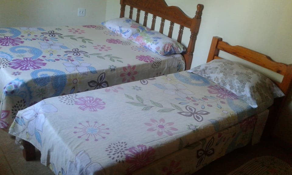 Basic Cottage | Bathroom | Rainfall showerhead, free toiletries, towels