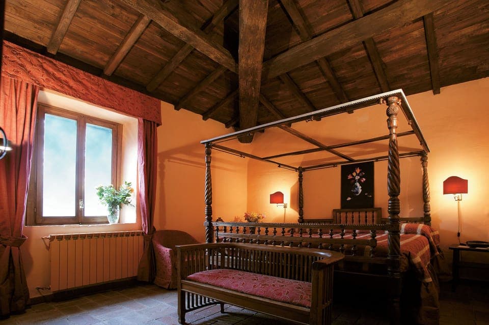 Quadruple Room | Desk, bed sheets