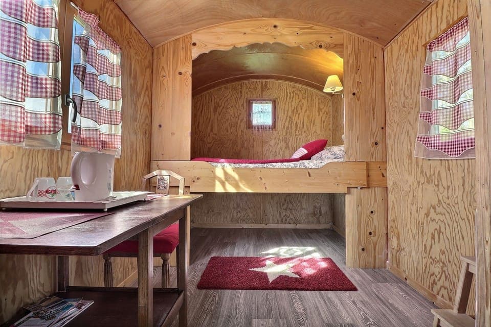 Room (RoulHotes) | Individually decorated, individually furnished, free cribs/infant beds