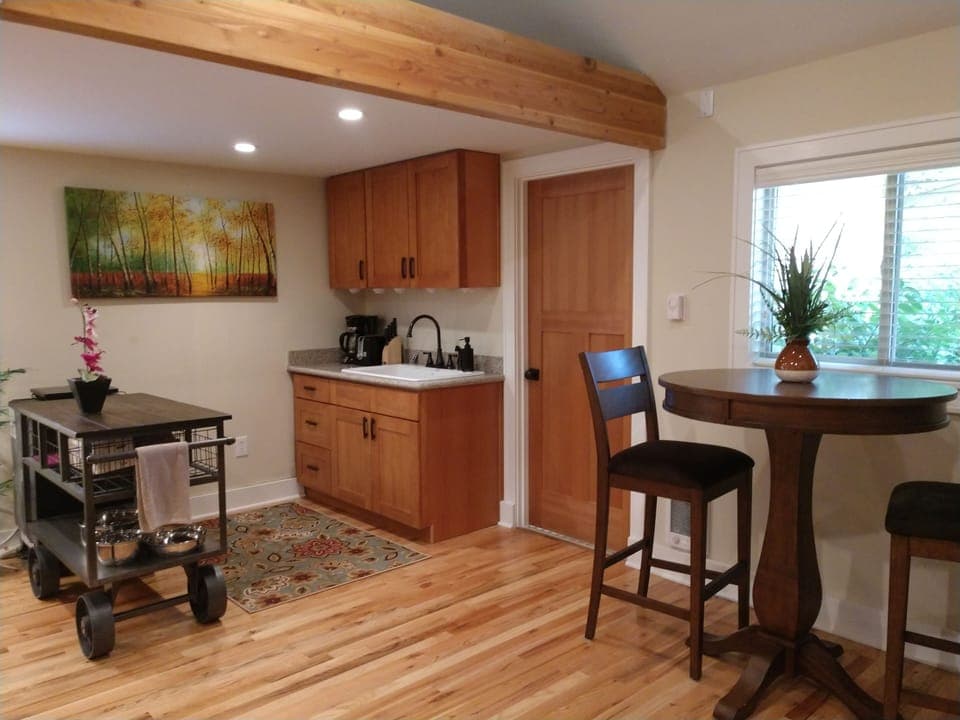 Convenient kitchenette with coffeemaker, toaster, microwave, fridge/freezer