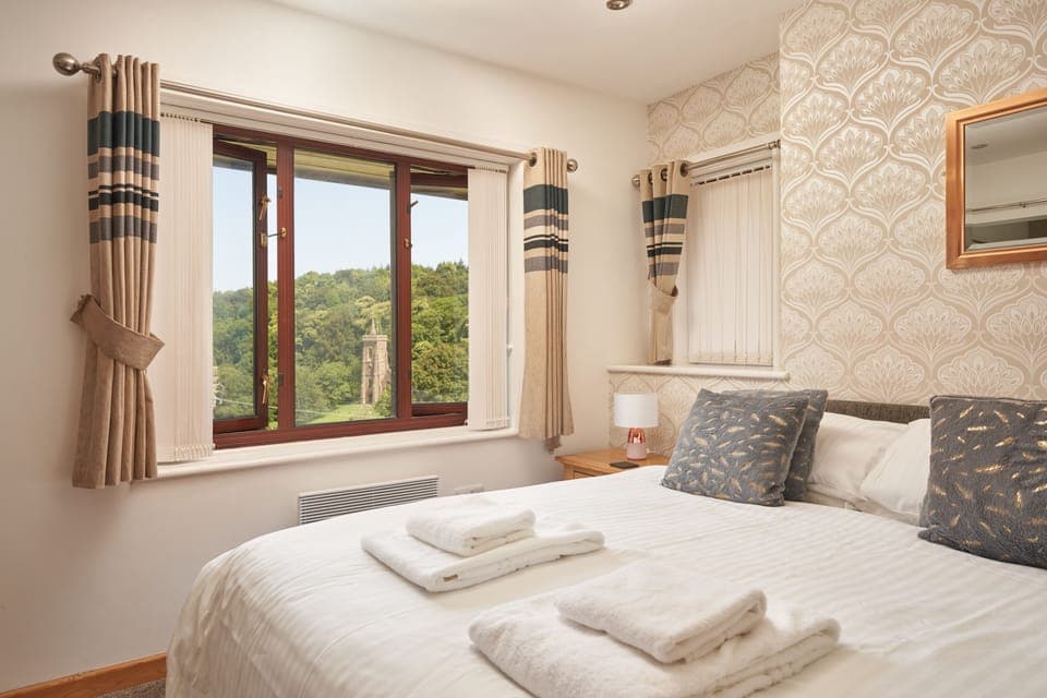 Deluxe Triple Room | Desk, iron/ironing board, free WiFi, bed sheets