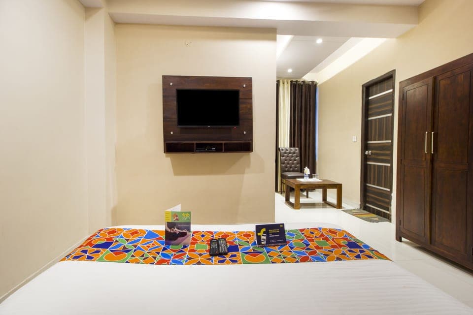 Desk, soundproofing, free WiFi, bed sheets