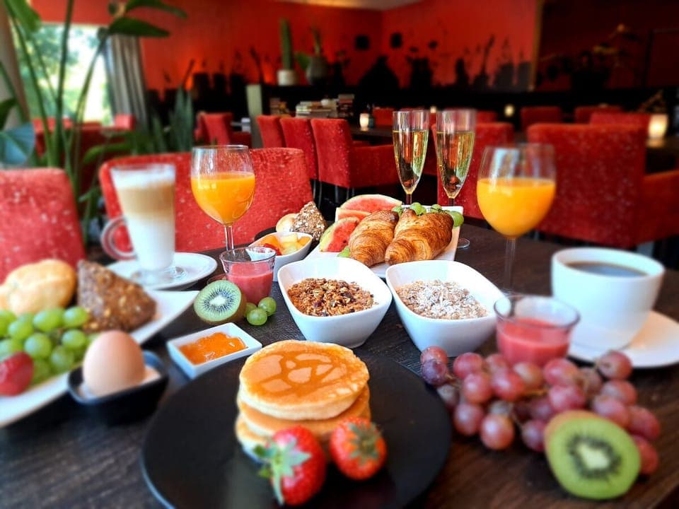 Daily full breakfast (EUR 19.50 per person)