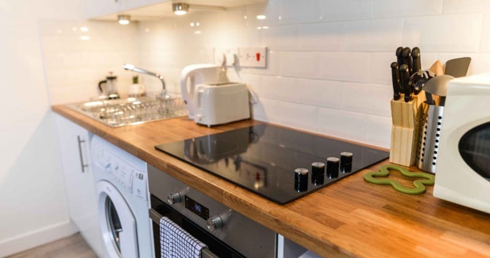 Apartment, 2 Double Beds, Non Smoking | Private kitchen | Fridge, microwave, oven, stovetop