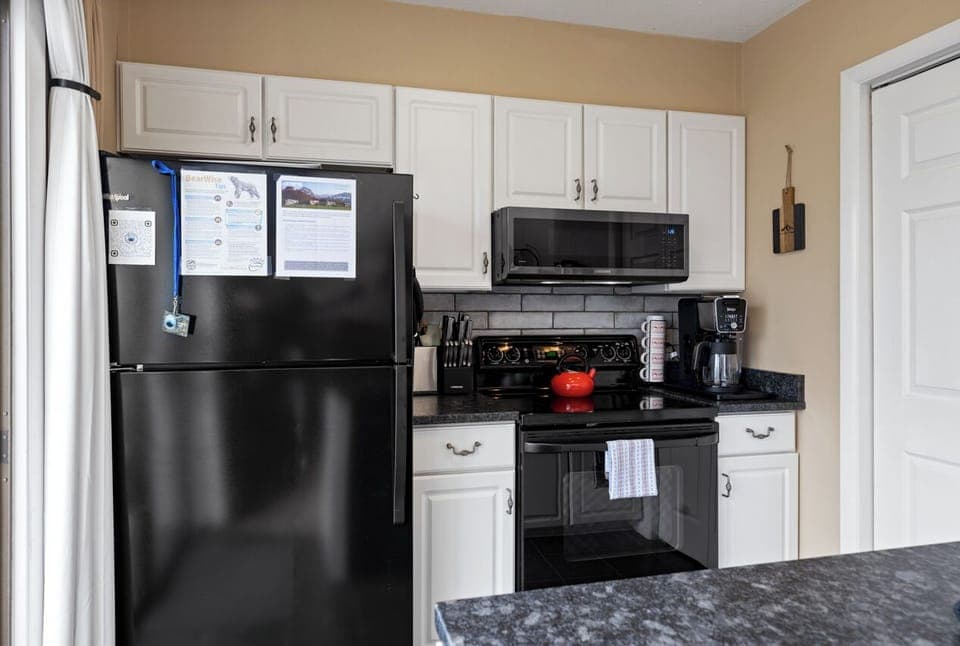 Fully equipped kitchen, including Ninja dual brew coffee maker