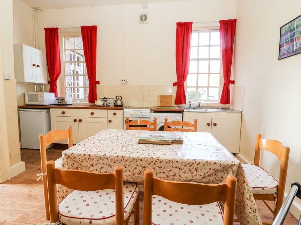 Cottage | Private kitchen | Stovetop, dishwasher, highchair, cookware/dishes/utensils