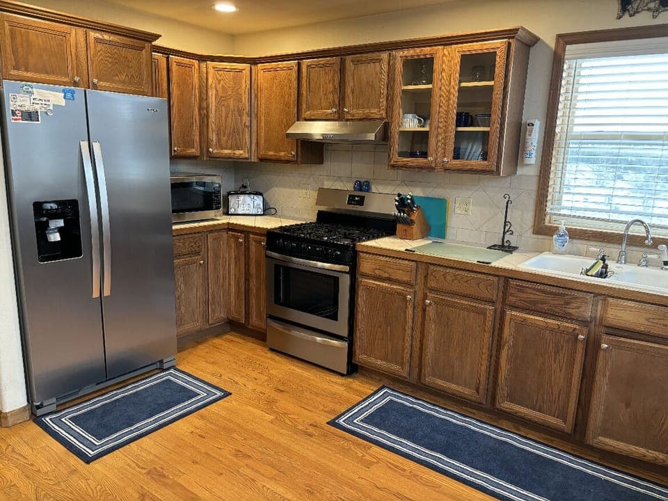 Large Stocked kitchen, great for hosting friends and family. 