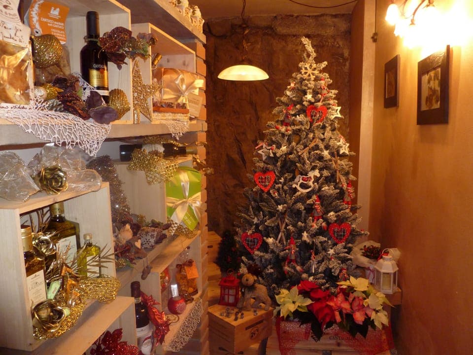 Breakfast, lunch, dinner served; farm to table cuisine 