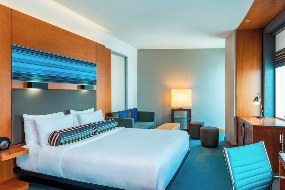 Studio, 1 King Bed | In-room safe, desk, laptop workspace, blackout drapes