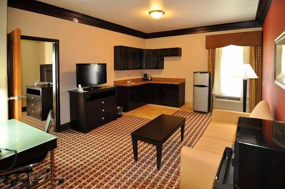 Suite, 1 King Bed, Non Smoking | Premium bedding, individually furnished, desk, blackout drapes