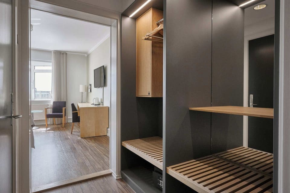 Standard Room, 1 double bed, Non Smoking | In-room safe, individually furnished, laptop workspace