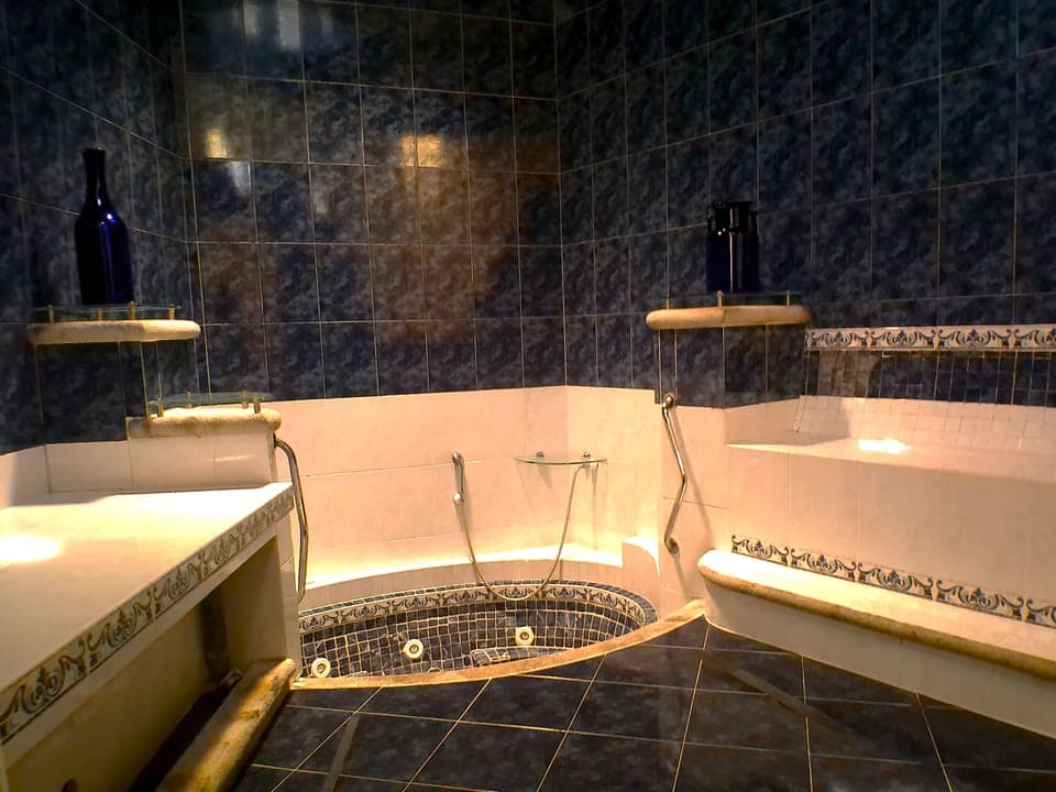 Exclusive Suite, 1 King Bed, Non Smoking | Bathroom | Free toiletries, hair dryer, towels