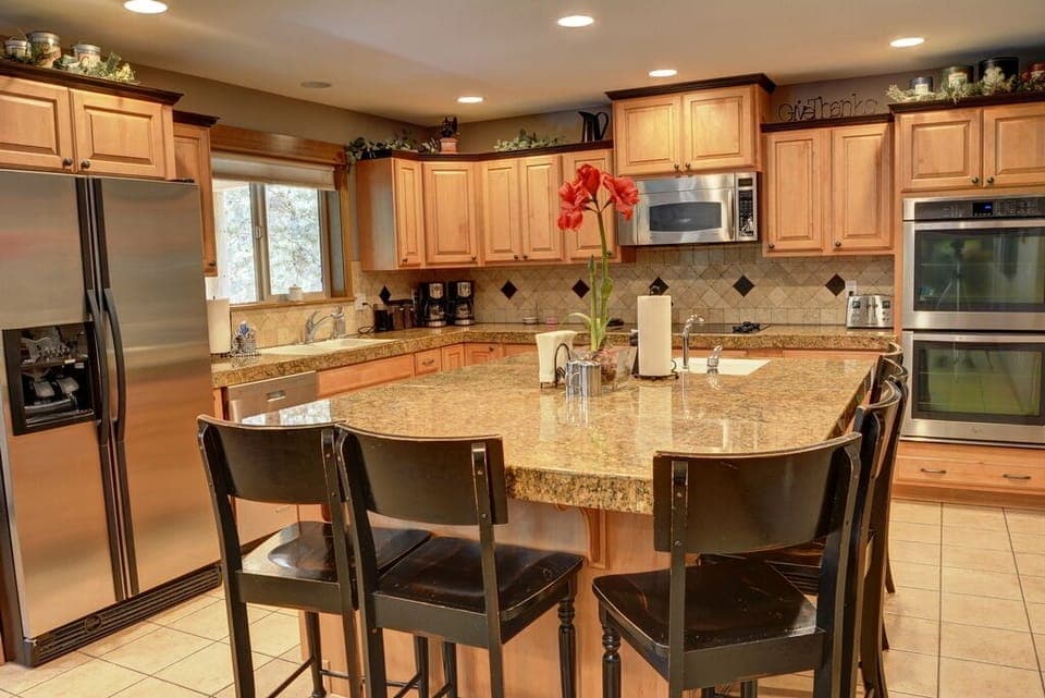 Gourmet Kitchen: stainless appliances, 2 ovens, 2 dishwashers, island seating