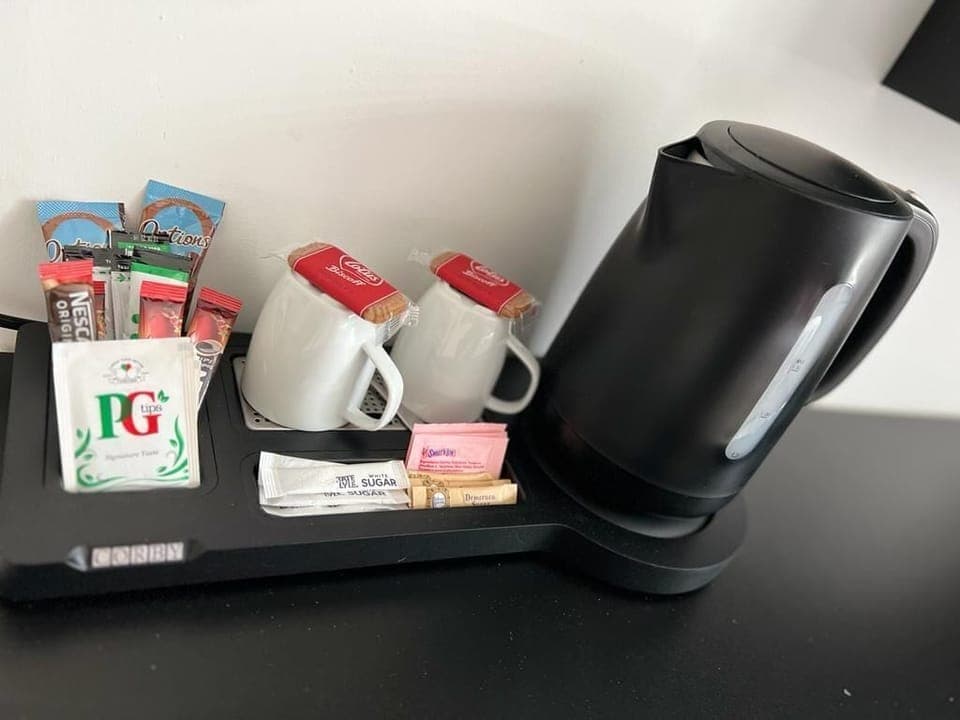 Iron/ironing board, bed sheets