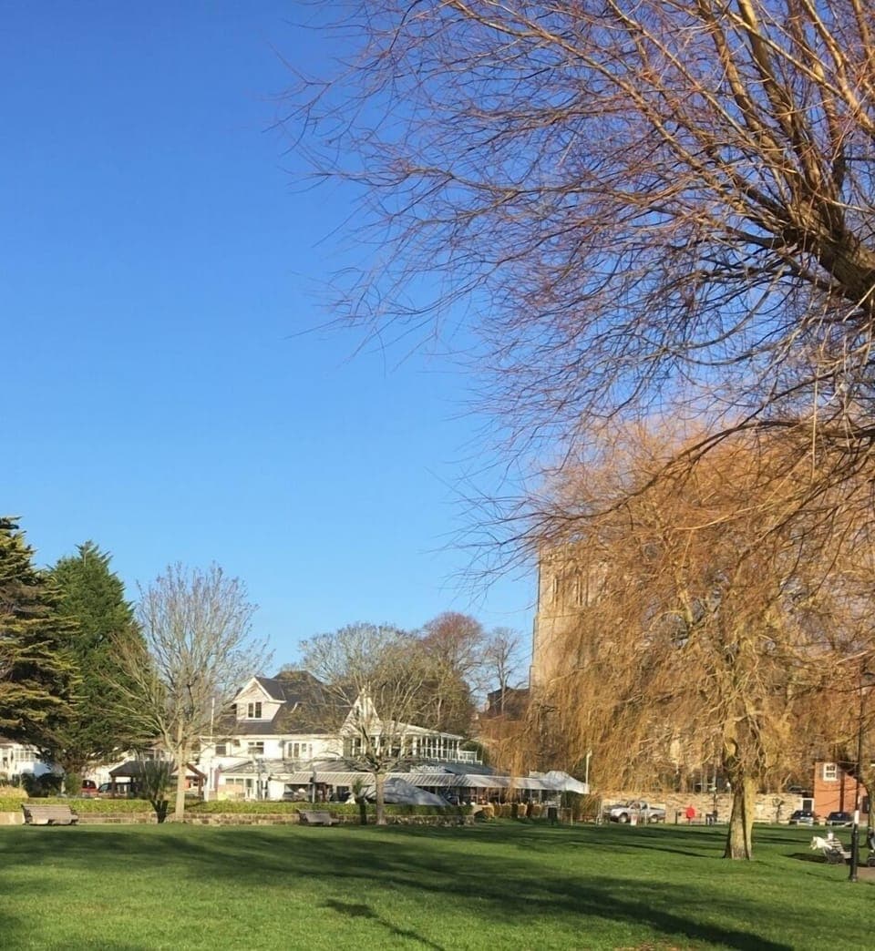 Boathouse on Christchurch Quay. Great Food, lovely setting and Dog allowed In.