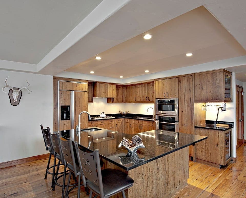 Prepare meals in the fully equipped kitchen and enjoy them together at the dining table.