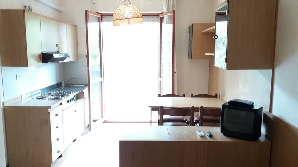 Full-size fridge, stovetop, cookware/dishes/utensils