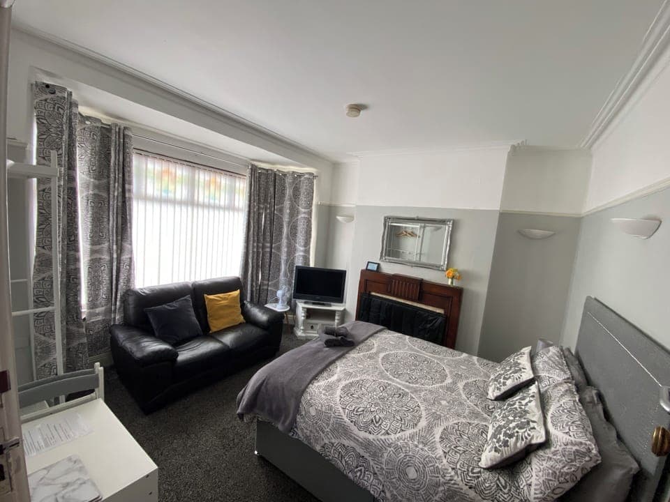 Basic Room, Shared Bathroom (3) | Desk, laptop workspace, blackout drapes, free WiFi