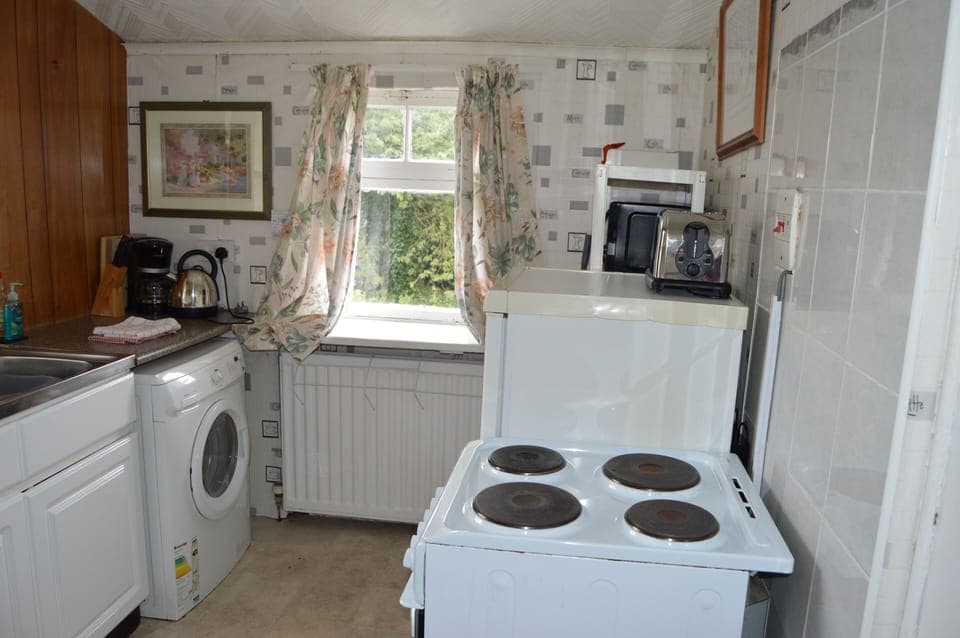 Kitchen with oven and hob, washing machine/dryer, fridge/freezer, microwave, 