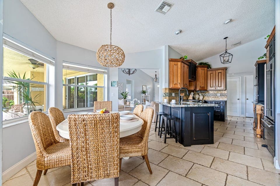 Informal dining area right next to the kitchen, great for breakfast and meals.
