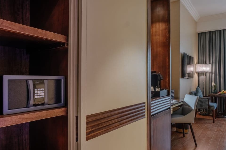 Egyptian cotton sheets, premium bedding, in-room safe