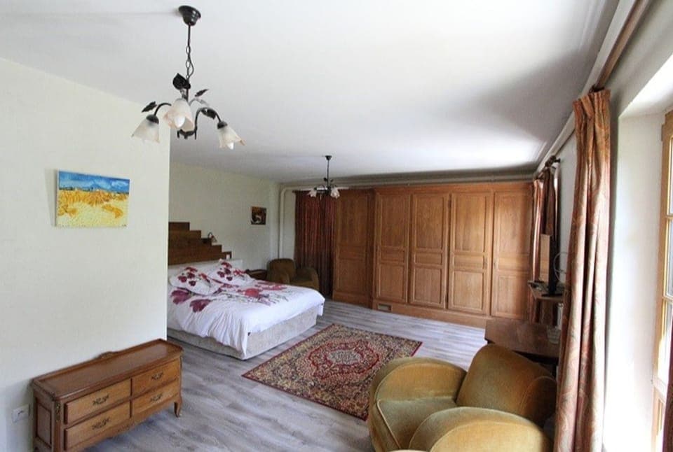 Deluxe Double Room, Bathtub (Spacieuse) | Individually decorated, individually furnished, desk