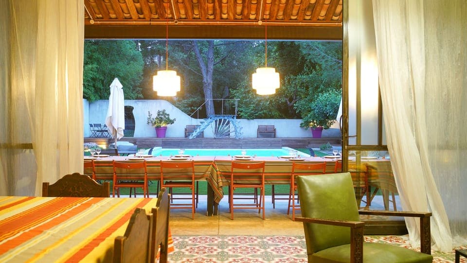 La piscine vue du poolhouse à la nuit tombante. Auvent diner 30 personnes.