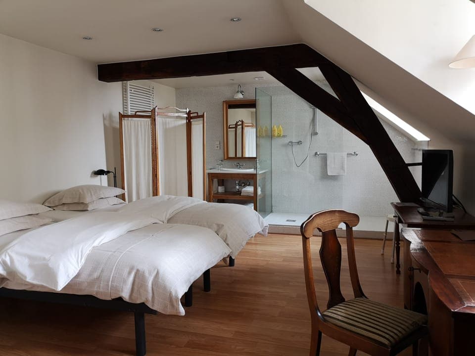 Comfort Room, 1 King Bed, City View | Minibar, free WiFi, bed sheets