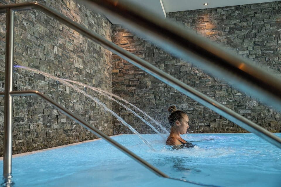 Indoor pool, sun loungers