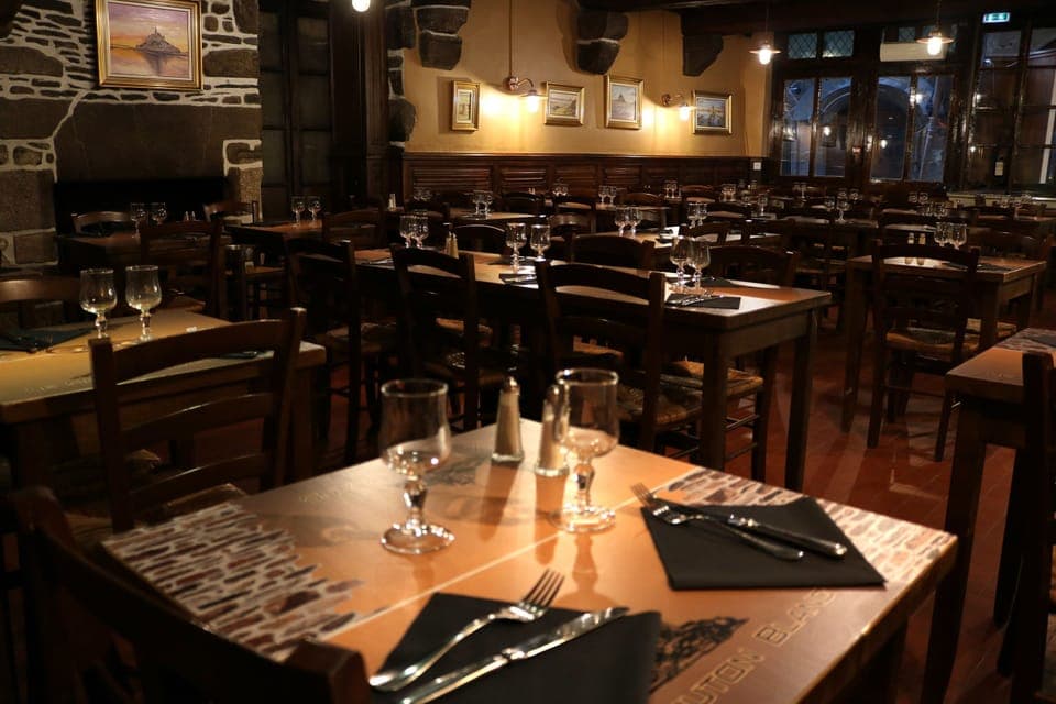 Breakfast, lunch, dinner served; French cuisine 