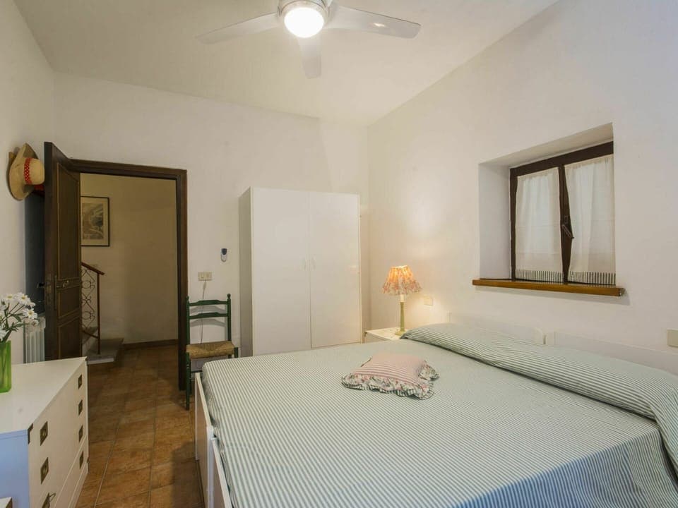 Furniture, Plant, Building, Wood, Lighting, Interior Design, Bed, Floor, Cabinetry