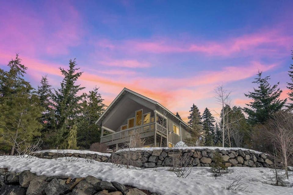 Vista Ridge is a 3 Bedroom  3 Bath with Amazing Views located in Roslyn Ridge.