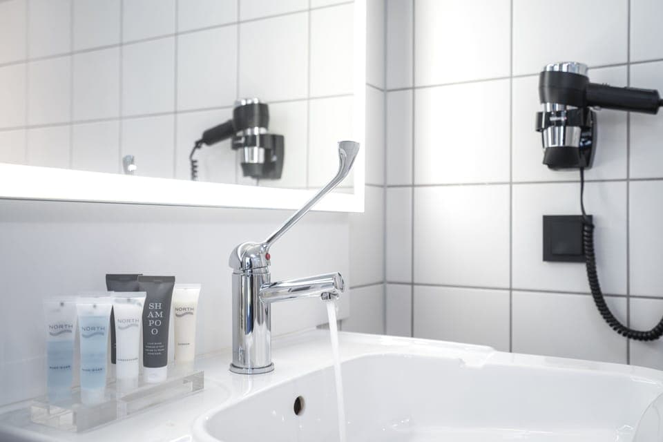 Room, Accessible | Bathroom | Shower, eco-friendly toiletries, hair dryer, towels