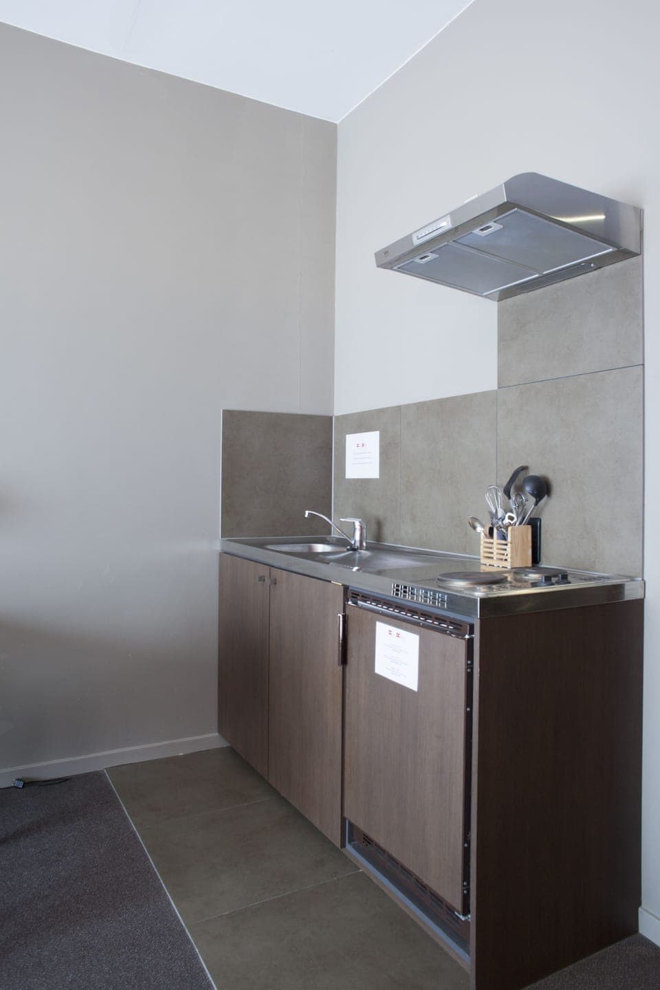 Standard Double Room, 1 Double Bed | Private kitchenette | Coffee/tea maker, electric kettle