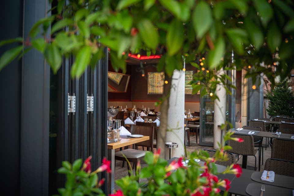 Lunch and dinner served, international cuisine