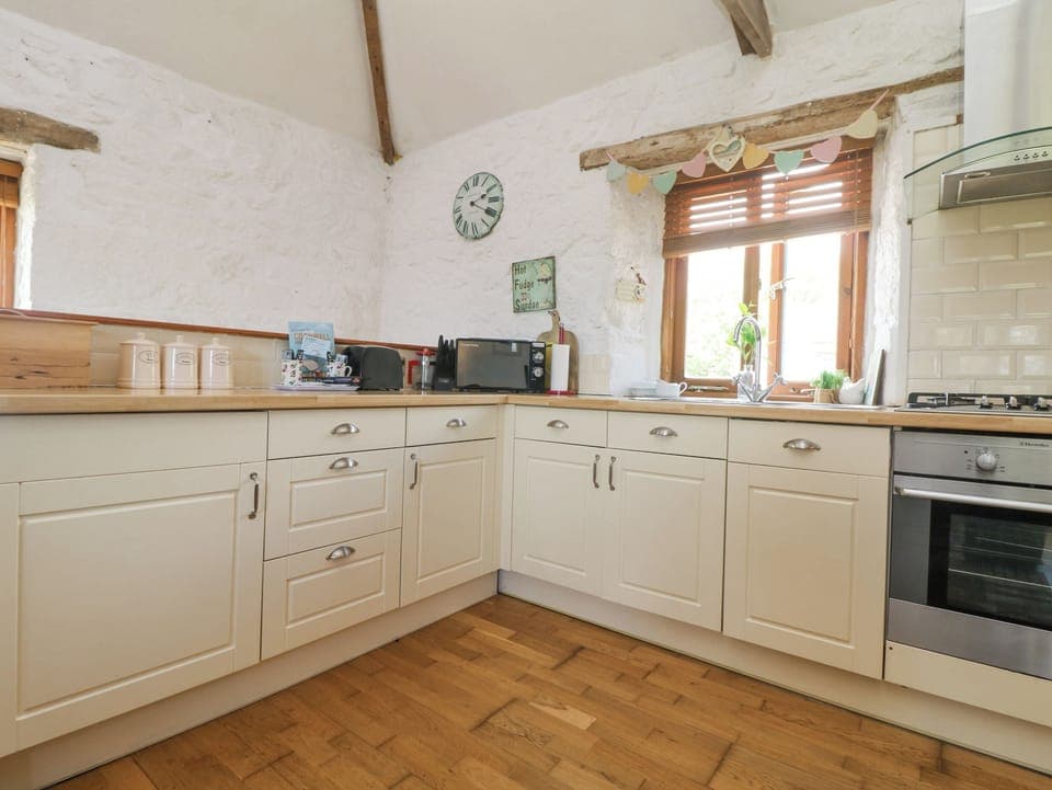 Cottage | Private kitchen | Dishwasher, cookware/dishes/utensils