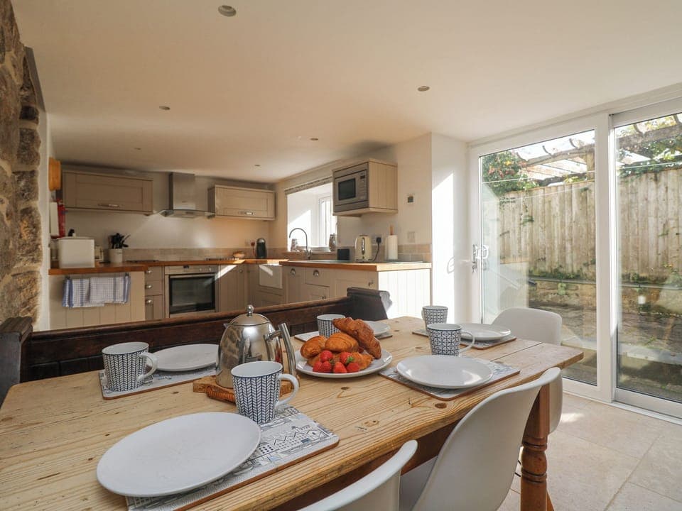 Cottage | Private kitchen | Dishwasher, cookware/dishes/utensils