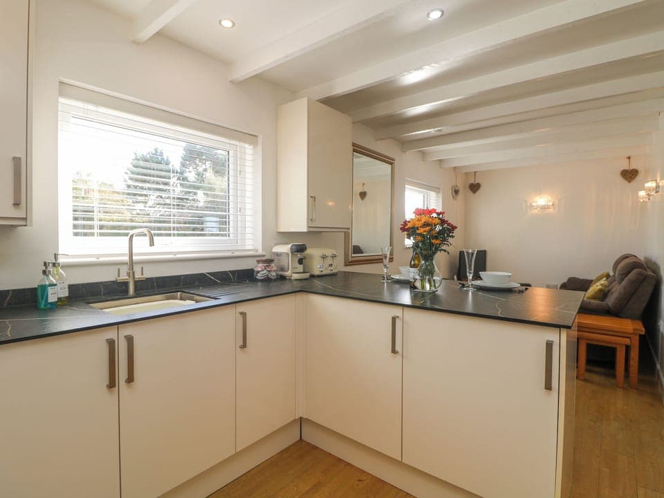 Cottage | Private kitchen | Fridge, cookware/dishes/utensils