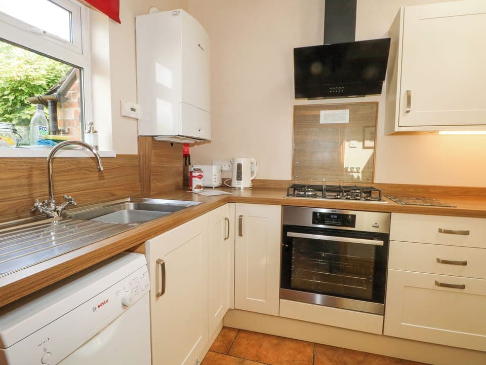 Cottage | Private kitchen | Fridge, microwave, stovetop, dishwasher