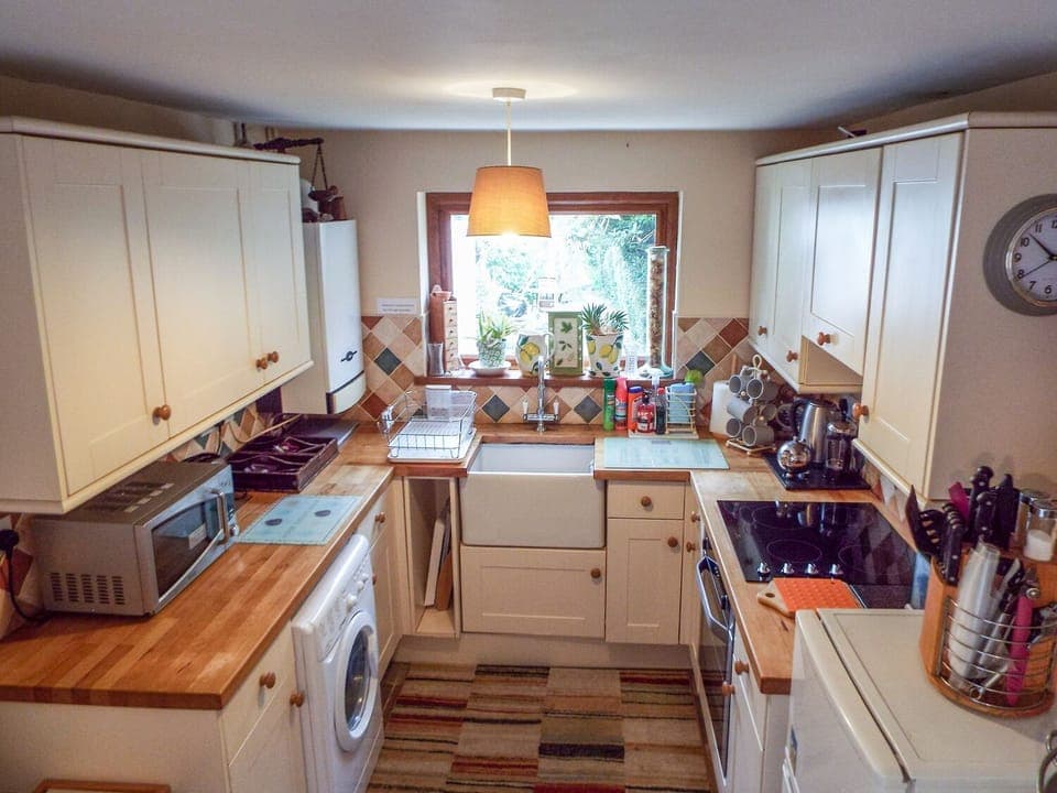 Cottage | Private kitchen | Fridge, highchair, cookware/dishes/utensils