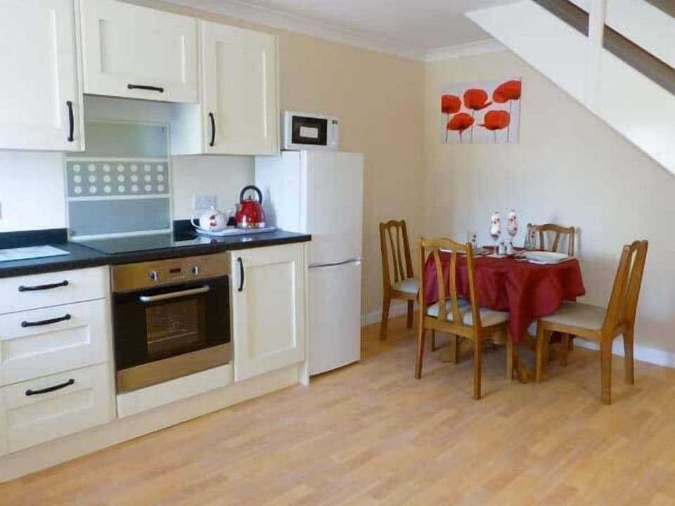 Cottage | Private kitchen | Stovetop, highchair, cookware/dishes/utensils