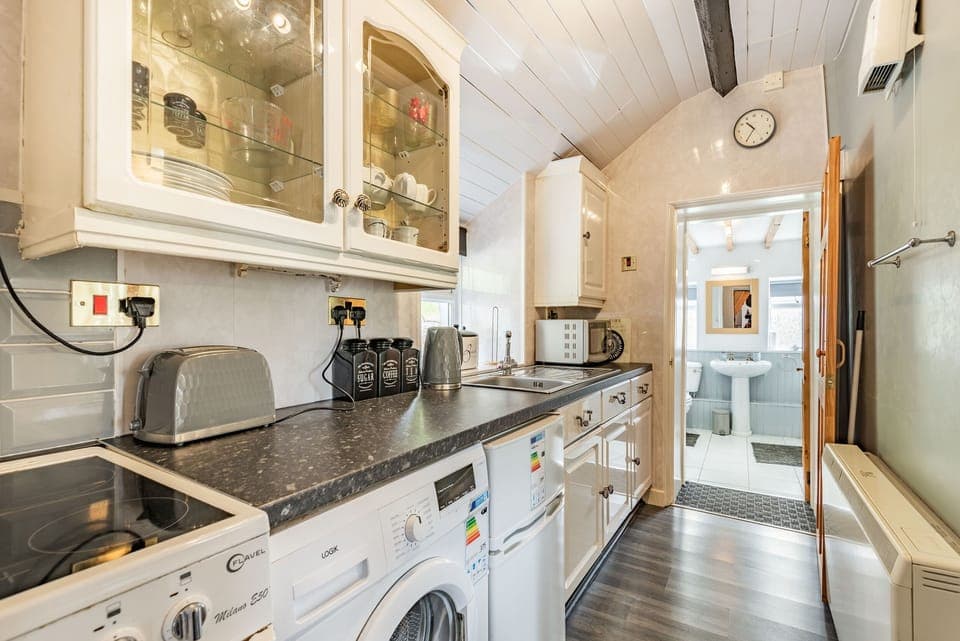 Cottage | Private kitchen | Fridge, oven, stovetop, cookware/dishes/utensils