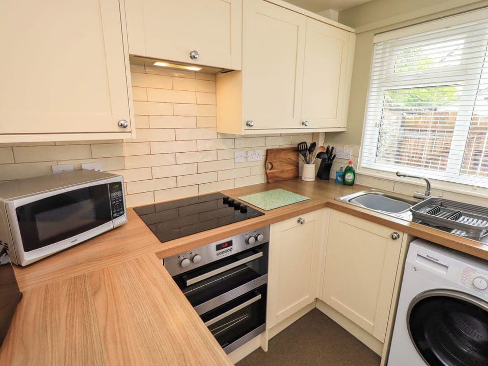 Cottage | Private kitchen | Fridge, microwave, stovetop, dishwasher