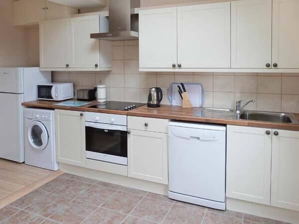 Cottage | Private kitchen | Stovetop, dishwasher, cookware/dishes/utensils