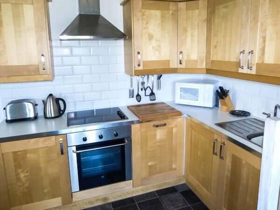 Cottage | Private kitchen | Fridge, microwave, stovetop, dishwasher